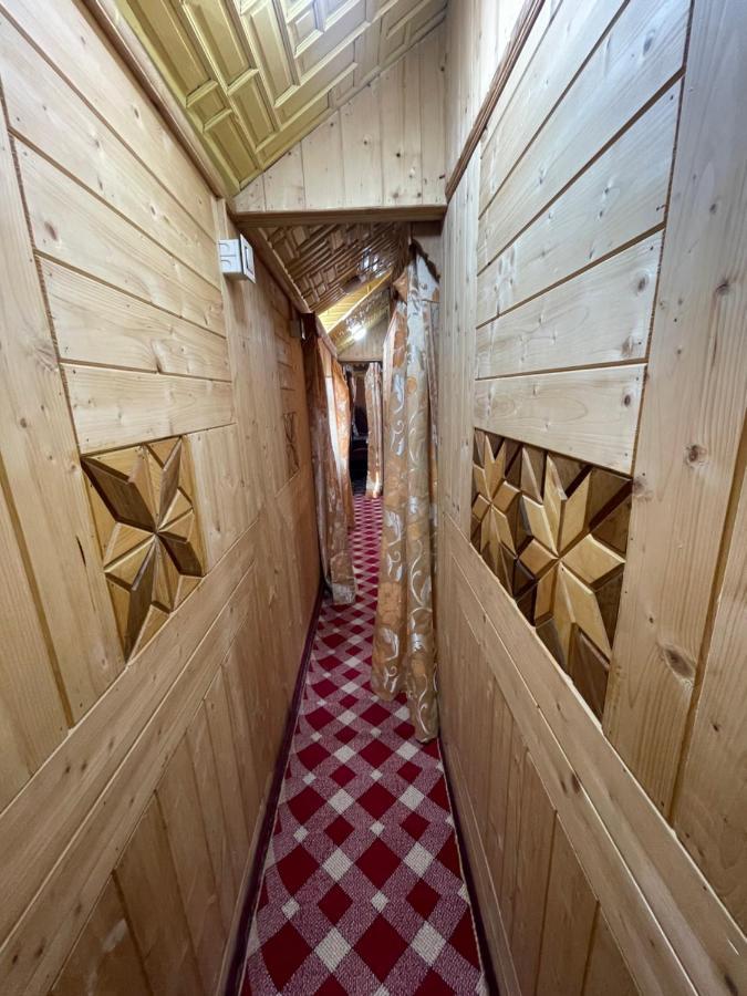 Floating Young Gulshan Houseboat Srīnagar Exterior foto